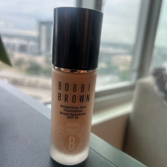 NWT-Bobbi Brown Weightless Foundation - Picture 1 of 2